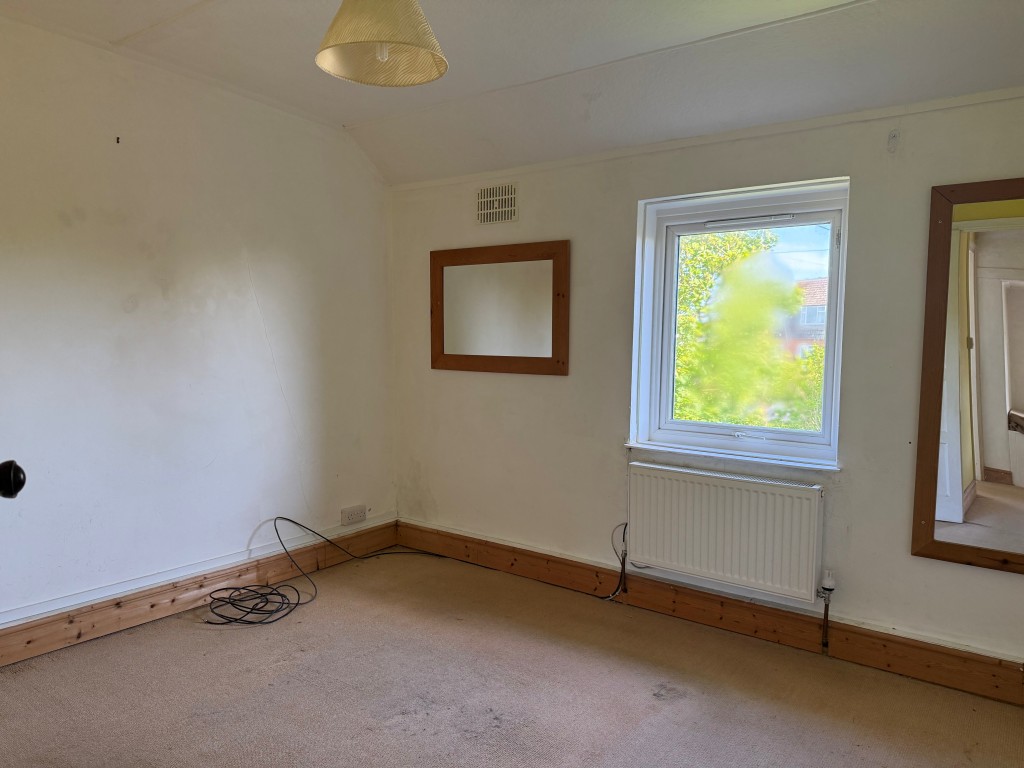 Lot: 121 - SEMI-DETACHED COTTAGE FOR UPDATING WITH GARDENS, PARKING AND PLANNING IN PRINCIPLE - Double bedroom